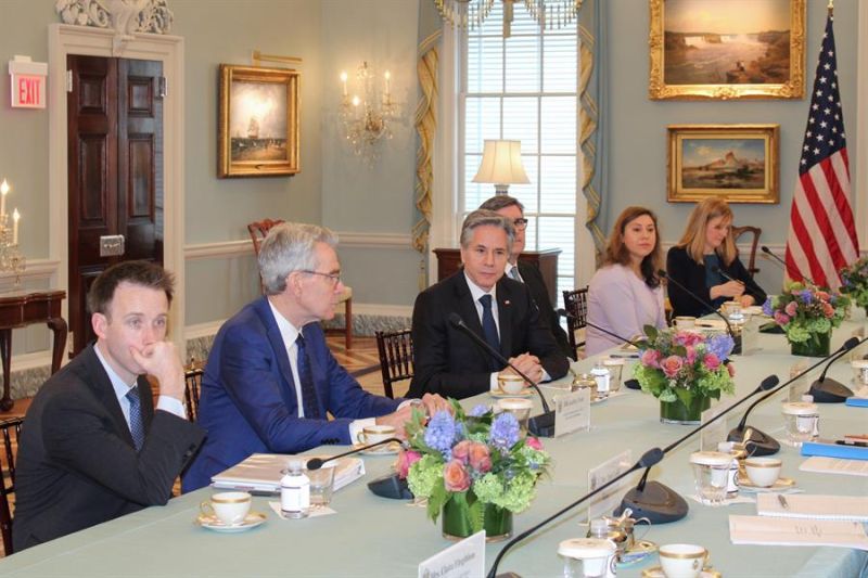 El secretario de Estado de EE.UU., Antony Blinken (3-i), habla durante una reunión con el alto representante de la Unión Europea (UE) para Asuntos Exteriores, Josep Borrell (fuera de cuadro), en la sede del Departamento de Estado en Washington (EE.UU.). 