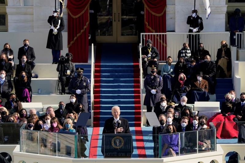 El presidente de EE.UU., Joe Biden habla tras jurar a su cargo durante una ceremonia hoy, en Washington (EE.UU).