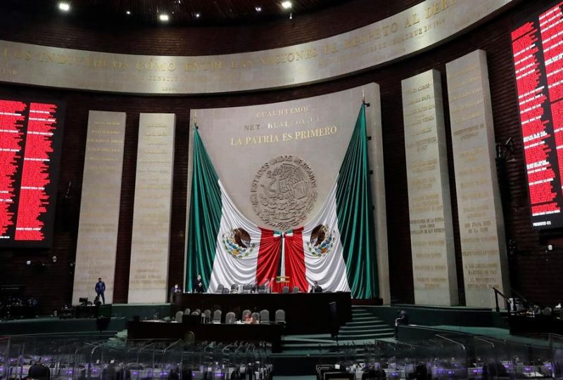 Fotografía cedida hoy por la Cámara de Diputados durante una sesión, en la Ciudad de México.