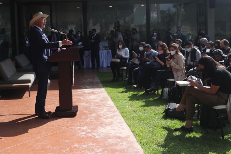 El embajador de Estados Unidos en México, Ken Salazar, habla hoy durante una rueda de prensa en Ciudad de México (México). 01 180822