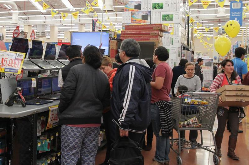 Varias personas realizan compras en una tienda departamental en Ciudad de México.
