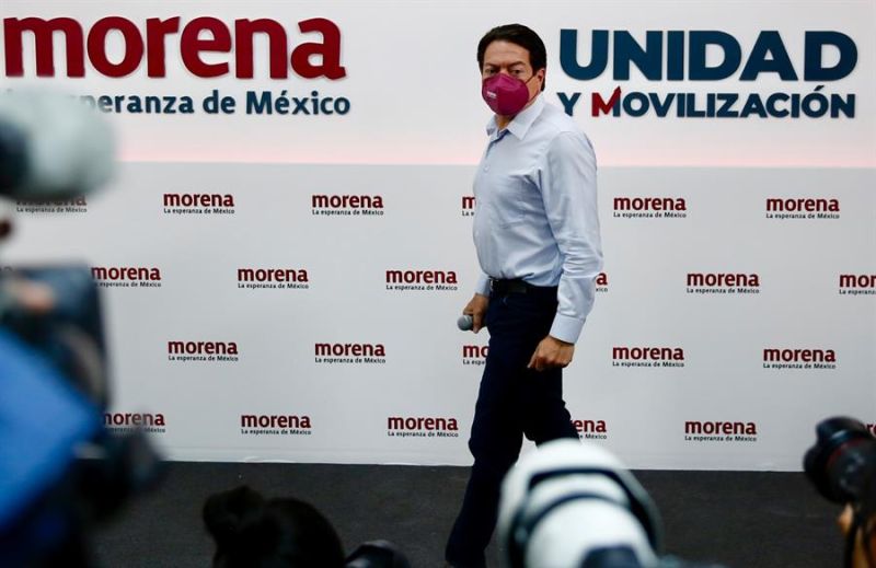 El presidente nacional del Partido de Regeneración Nacional (Morena), Mario Delgado Carrillo, llega a una conferencia de prensa en Ciudad de México (México).