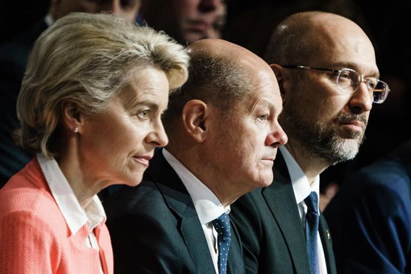 La presidenta de la Comisión Europea, Ursula von der Leyen (i), el canciller alemán, Olaf Scholz (c), y el primer ministro ucraniano, Denys Schmyhal (d), en la apertura de la Conferencia Internacional de Expertos sobre Reconstrucción de Ucrania 01 261022
