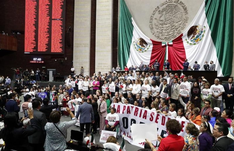 Fotografía cedida por la Cámara de Diputados de la sesión ordinaria de ayer domingo, en Ciudad de México. 01 180422