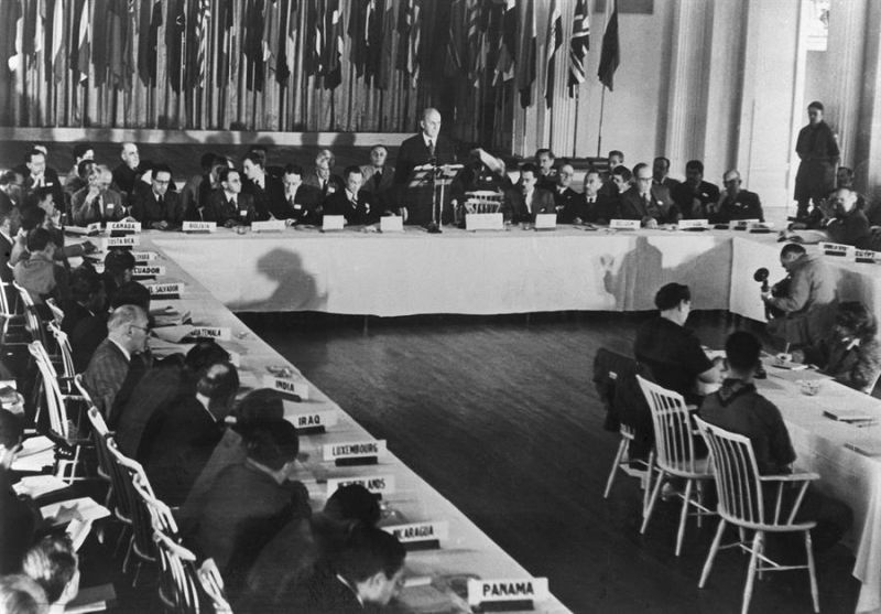 El secretario norteamericano de Hacienda, Henry Morgenthau, se dirige a los delegados de la Conferencia Económica y Monetaria de las Naciones Unidas celebrada en Bretton Woods, estado de New Hapmshire.