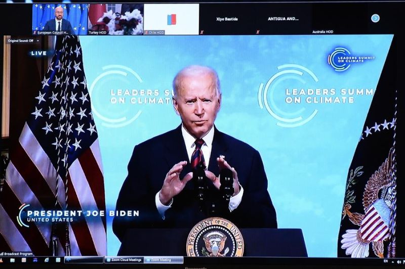 Fotografía de una pantalla en la que aparece el presidente Joe Biden expuesta en la oficina del presidente del Consejo Europeo, Charles Michel, durante la Cumbre Climática, en Bruselas (Bélgica).