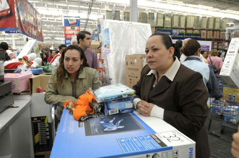 Cientos de personas compran en almacenes de grandes superficies en Ciudad de México (México).