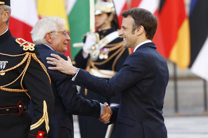 Foto de archivo del presidente francés,ndo Emmanuel Macron (d) saludando al alto el alto representante de la Unión Europea (UE) para Asuntos Exteriores, Josep Borrell (i). 01 201222