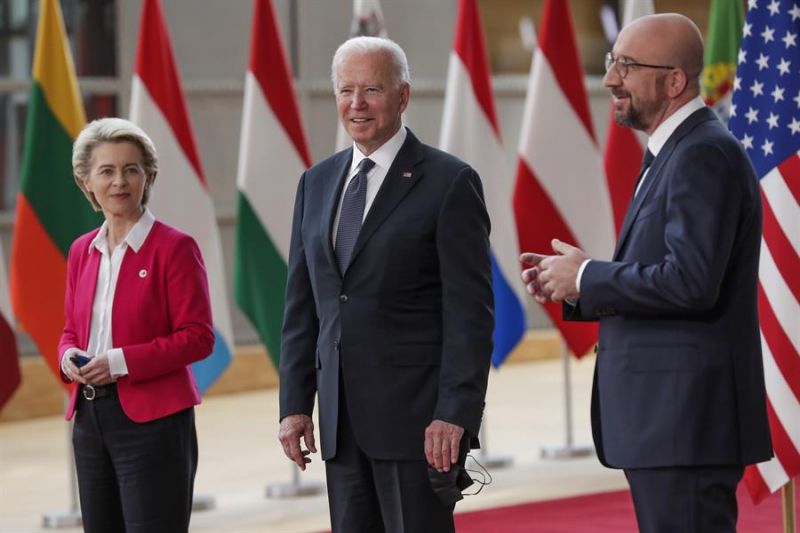 Los presidentes del Consejo Europeo, Charles Michel (d) y de la Comisión Europea (CE), Ursula von der Leyen, celebraron que Estados Unidos "esté de vuelta" en la escena internacional al inicio de su cumbre con el mandatario estadounidense, Joe Biden.(c).