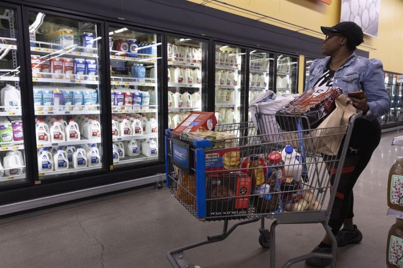 Una mujer hace compras en un supermercado en Washington (EE.UU.), en una fotografía de archivo. 01 131022