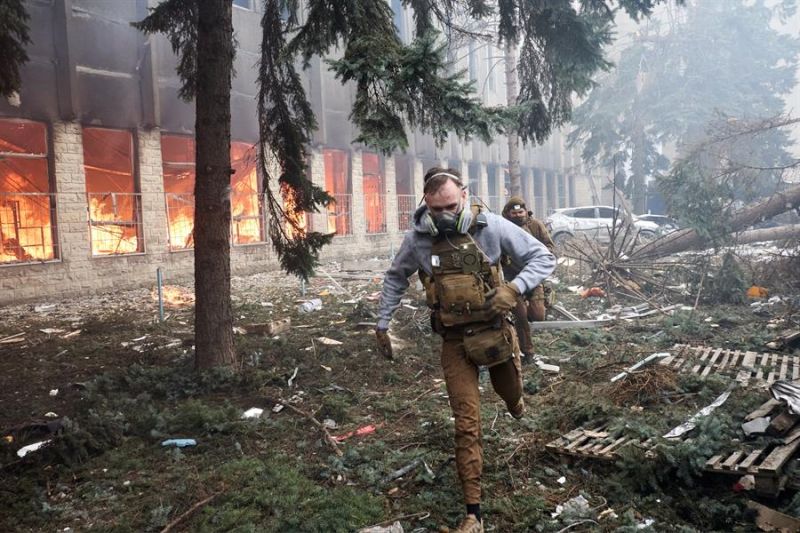Imagen de militares ucranianos tras un ataque ruso contra un edificio industrial en el distrito Kholodnohirskyi de Járkov, en el noreste de Ucrania, el 20 de marzo de 2024.EFE/EPA/SERGEI KOZLOV 01 220324