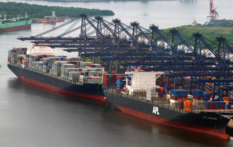 Fotografía de archivo que muestra contenedores en la zona de embarque en el puerto de Veracruz (México).  01 280322