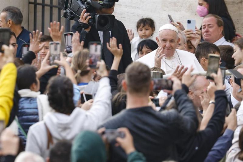 El Papa Francisco llega para dirigir la audiencia general semanal en la Plaza de San Pedro en el Vaticano, el 26 de octubre de 2022. 01 261022