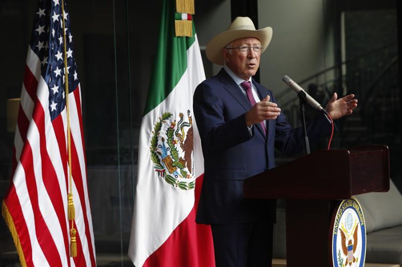 El embajador de Estados Unidos en México, Ken Salazar, habla hoy durante una rueda de prensa en Ciudad de México (México). 01 171022