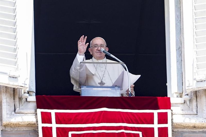 El papa Francisco en la ventana de sus dependencias en el Vaticano 01 031022
