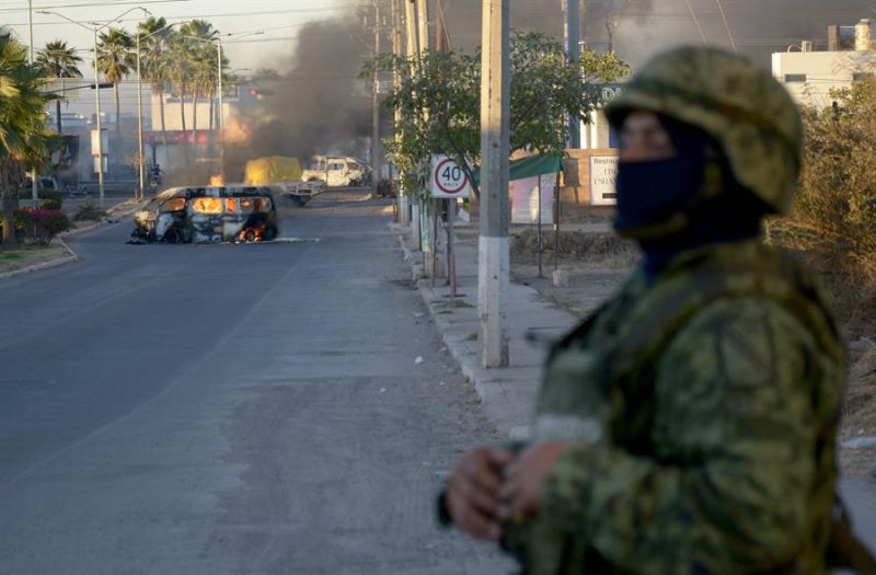Fotografía de un vehículo de carga calcinado tras los enfrentamientos de fuerzas federales con grupos armados hoy, en la ciudad de Culiacán, estado de Sinaloa (México). 01 050123