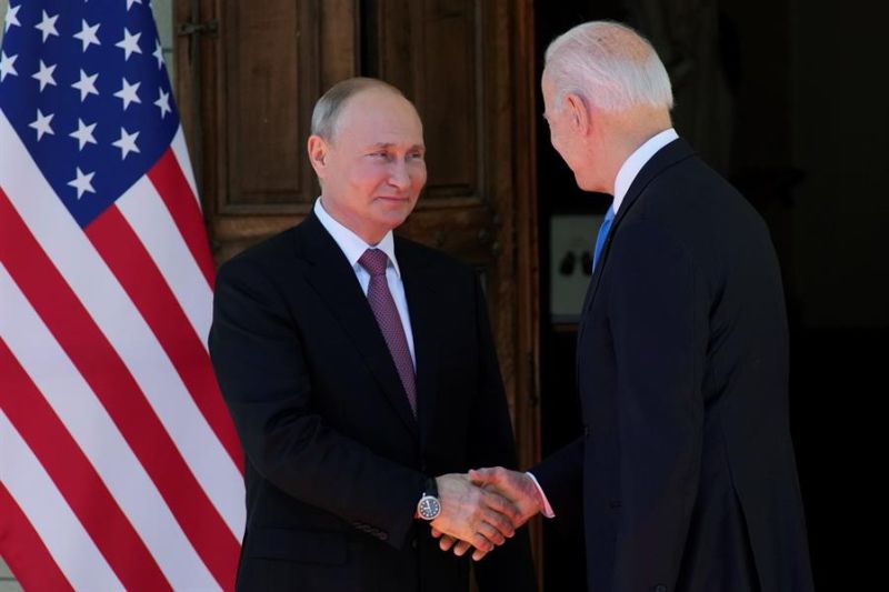  El presidente estadounidense Joe Biden (derecha) y el presidente ruso Vladimir Putin (izquierda) se dan la mano durante la cumbre Estados Unidos-Rusia en Villa La Grange, en Ginebra, Suiza, el 16 de junio de 2021 (Rusia, Suiza, Estados Unidos, Ginebra).
