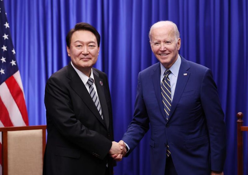 El presidente de Corea del Sur, Yoon Suk-yeol (I) y el presidente norteamericano, Joe Biden (D), se saludan en un encuentro bilateral durante la celebración de la cumbre de Asia Oriental en Camboya. 01 141122