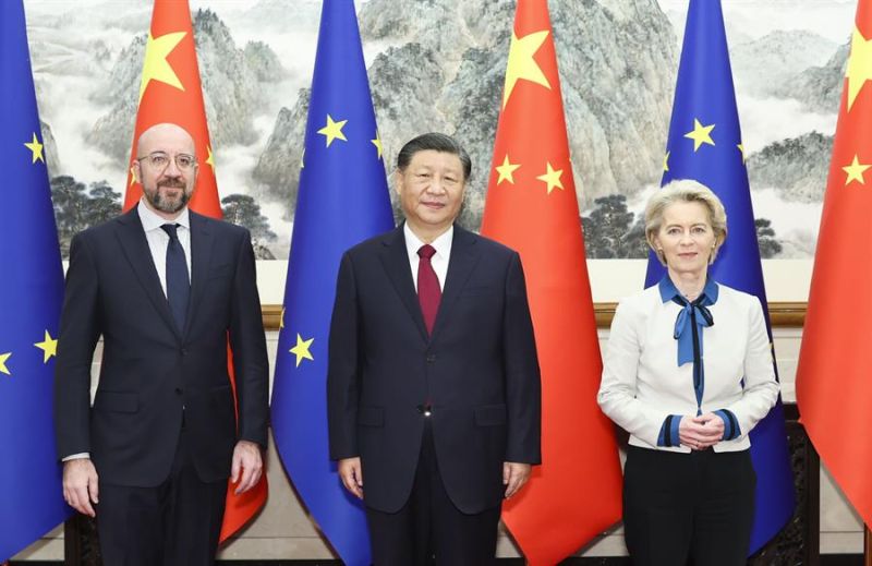 El presidente chino, Xi Jinping (centro), posa para una fotografía con el presidente del Consejo Europeo, Charles Michel (i), y la presidenta de la Comisión Europea, Ursula von der Leyen, con motivo de la 24ª cumbre entre el gigante asiático y la UE EFE 0