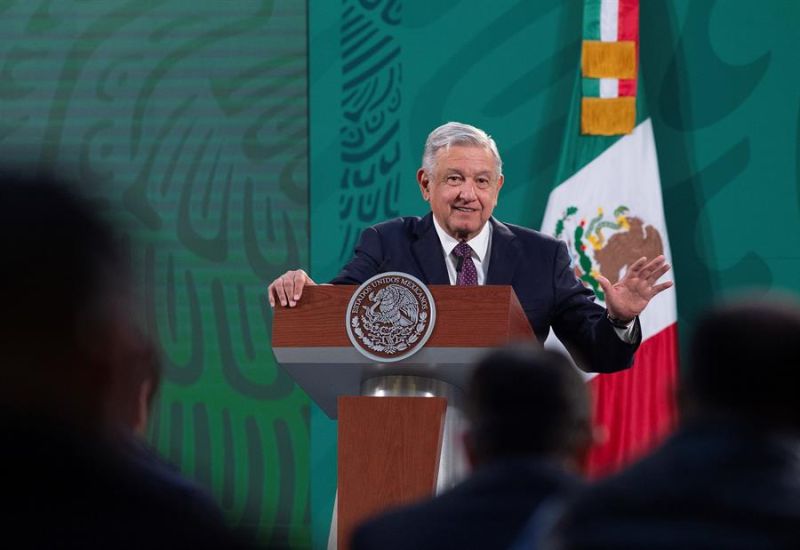 Fotografía cedida hoy, por la Presidencia mexicana, del presidente de México, Andrés Manuel López Obrador, mientras ofrece una rueda de prensa matutina, en el Palacio Nacional, en Ciudad de México (México).
