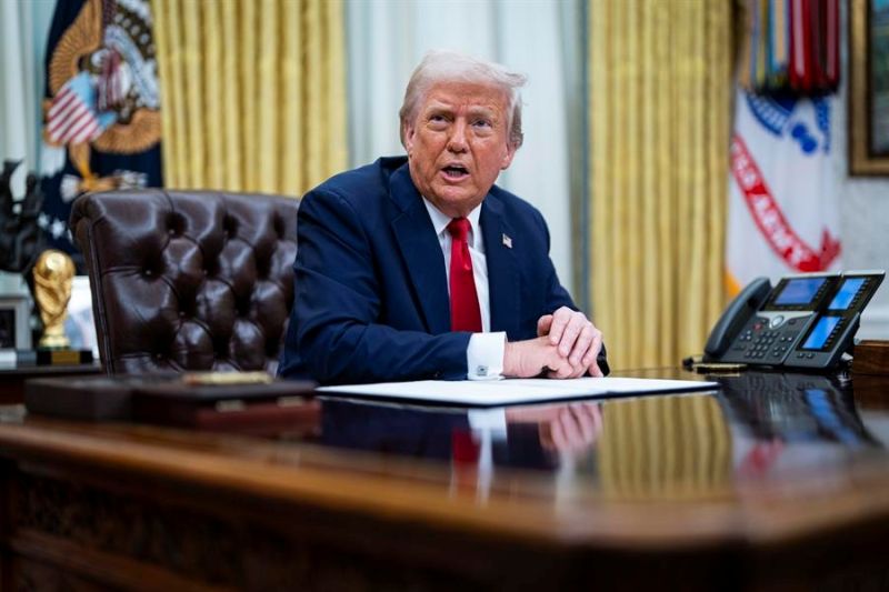 El presidente de EE.UU., Donald Trump, en el Despacho Oval de la Casa Blanca en Washington, D. C., el 31 de marzo de 2025. EFE/EPA/ALEXANDER DRAGO / POOL 01010425