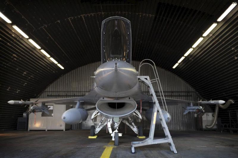 Foto archivo. Un caza belga F-16 armado con varios tipos de misiles aguarda en un hangar de la base militar de Kleine Brogel, en Bélgica. EFE/YORICK JANSENS PROHIBIDO SU USO EN BÉLGICA[BELGIUM OUT] 01 290424