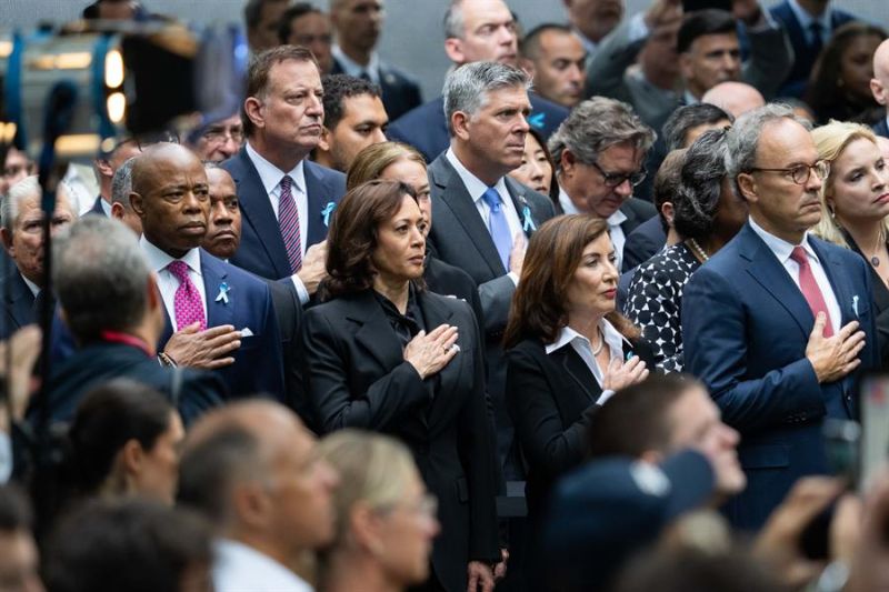 (i-d) El alcalde de Nueva York, Eric Adams, la vicepresidenta de EE.UU., Kamala Harris, y la gobernadora de Nueva York, Kathy Hochul, asisten a un acto conmemorativo en el Monumento Nacional al 11 de Septiembre, en Nueva York, este 11 septiembre de 2023 0