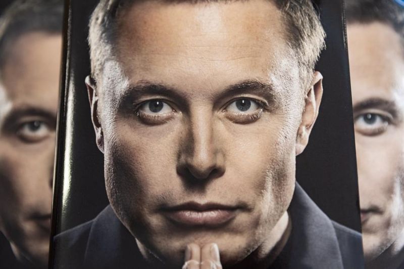 Imagen de archivo del fundador de X (antes Twitter), Elon Musk, en la portada de un libro. EFE/EPA/ETIENNE LAURENT 01 020124