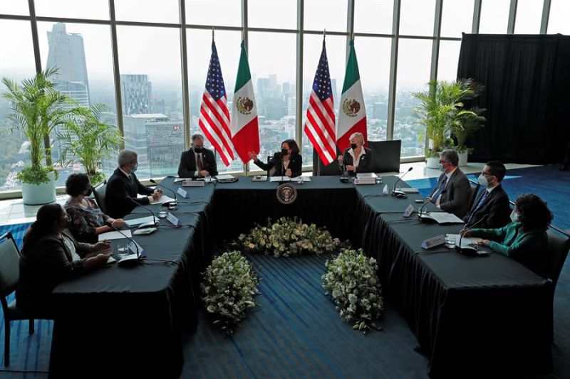 La vicepresidenta de Estados Unidos, Kamala Harris (c), se reúne con líderes sindicales hoy, en Ciudad de México (México).