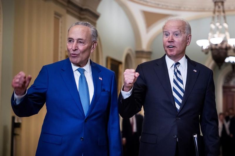 Foto del 14 de julio pasado del presidente de Estados Unidos, Joe Biden (d), y el líder de la mayoría demócrata en el Senado, Chuck Schumer, durante una sesión de debate del plan de infraestructuras de la administración Biden, en Washington DC  (EE.UU.).