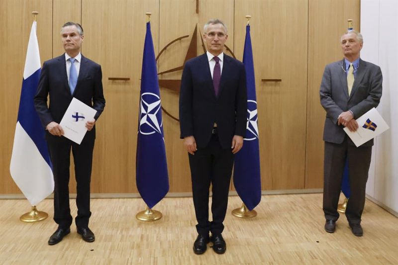 (i-d) El embajador de Finlandia ante la OTAN, Klaus Korhonen, el secretario general de la Alianza, Jens Stoltenberg, y el embajador sueco Axel Wernhoff, tras la presentación formal de la solicitud de ingreso en la organización, este miércoles en Bruselas.