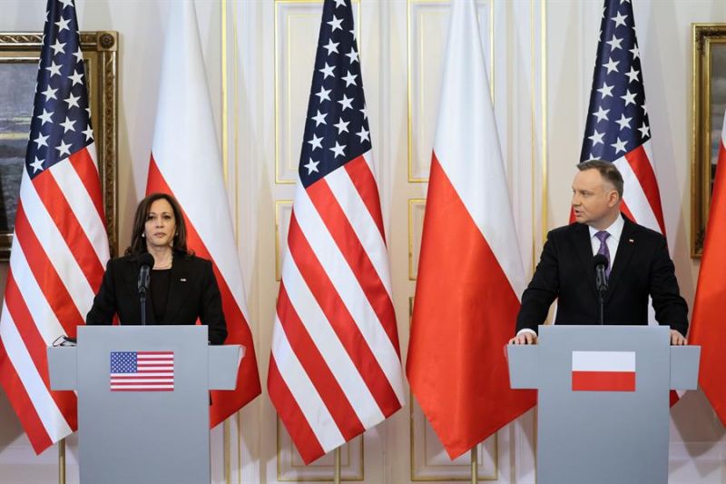 La vicepresidenta estadounidense, Kamala Harris y el presidente polaco Andrzej Duda, en una comparencia ante la prensa tras reunirse este jueves en Varsovia.