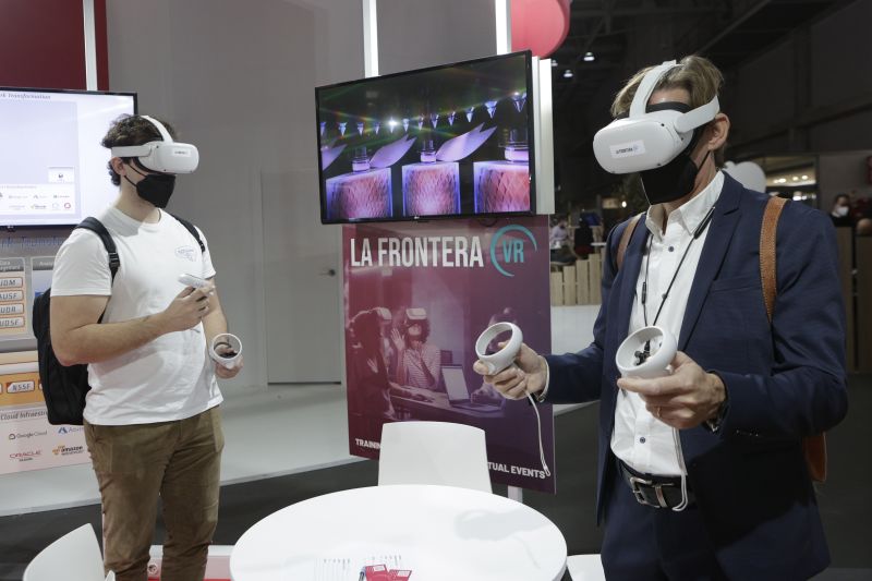 Dos visitantes prueban la tecnología de realidad virtual en el Congreso Mundial de Móviles (MWC) de Barcelona, donde el metaverso se ha colado como estrella después de ser elevado a los altares por el estadounidense Mark Zuckerberg.