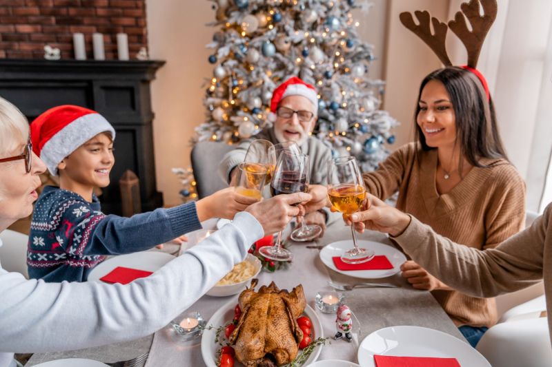 Familia feliz, brindando con vino durante una cena navideña. Foto: IMEO. 01 241223