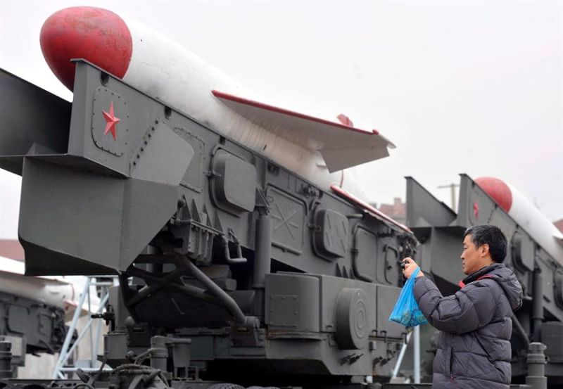 Un turista toma fotografías de un misil teledirigido expuesto en un museo militar en la ciudad de Qingdao, en la provincia oriental china de Shandong,en una imagen de archivo. 