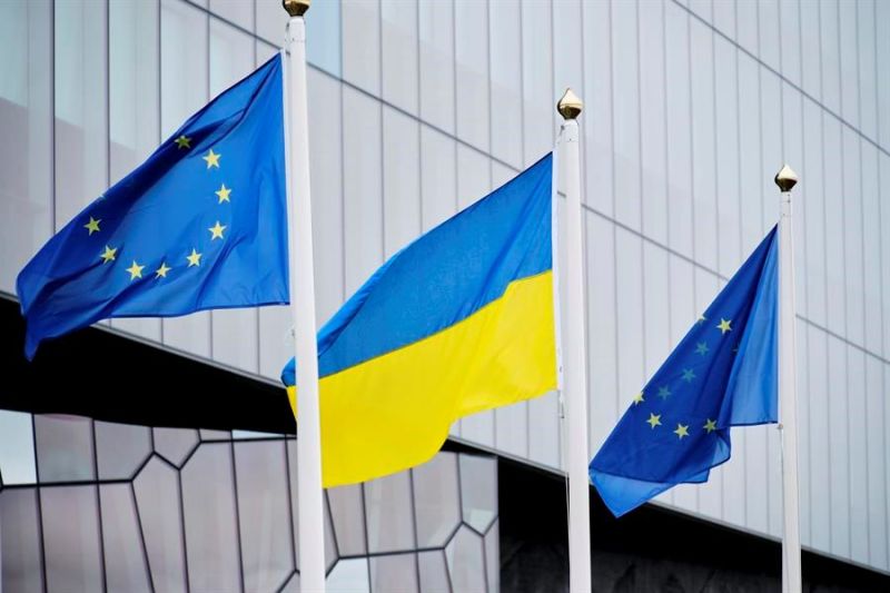 Banderas de la Unión Europea (UE) y de Ucrania en una imagen de archivo.EFE/EPA/ANTÓN BRINK HANSEN 01 211123