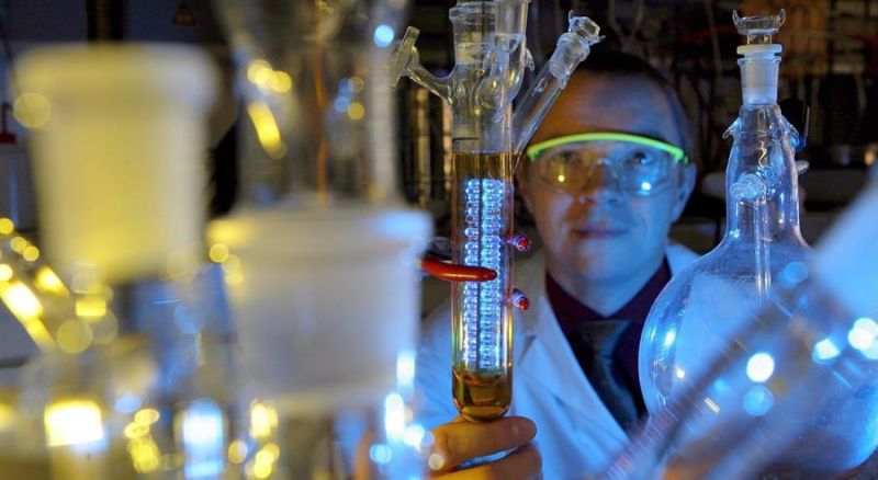 Un químico muestra un reactor productor de hidrógeno molecular con una disolución especial en un laboratorio en la Universidad de Jena, Alemania, en una foto de archivo.