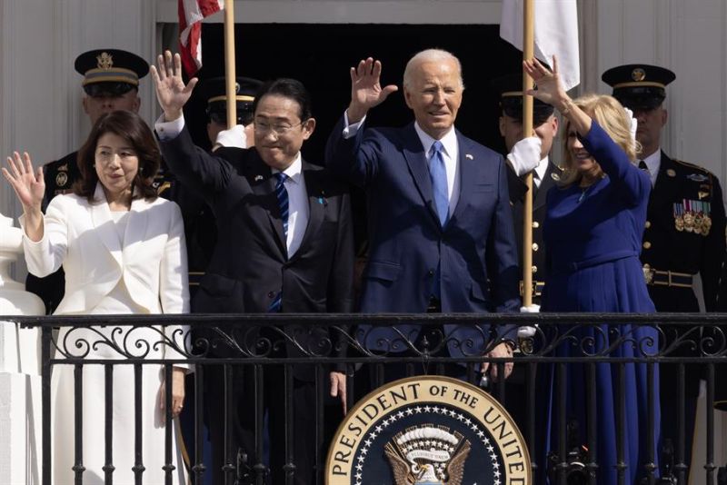 Fotografía del presidente de EE.U, Joe Biden (2-d); el primer ministro de Japón, Fumio Kishida (2-i); su esposa, Yuko Kishida (L), y la primera dama estadounidense, Jill Biden (d), en una ceremonia en la Casa Blanca, en Washington (Estados Unidos). EFE/M 