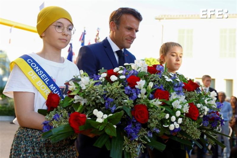 El presidente francés, Emmanuel Macron, deposita este viernes una corona de flores durante una ceremonia con motivo del 78 aniversario del desembarco aliado en Provenza durante la Segunda Guerra Mundial en Bormes -les-Mimosas. 01 220822