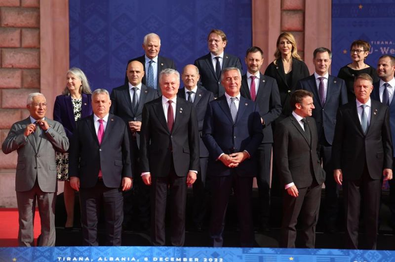 Los líderes de los países de la UE y de los Balcanes Occidentales posan para una fotografía durante la cumbre UE-Balcanes Occidentales en Tirana este 06 de diciembre. 01 071222