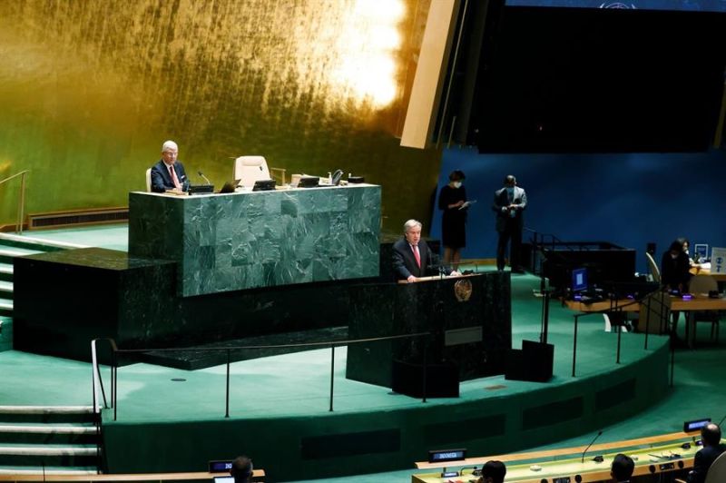 Fotografía cedida por la ONU donde aparece su secretario general, António Guterres (estrado abajo), mientras se dirige a la Asamblea General este jueves.