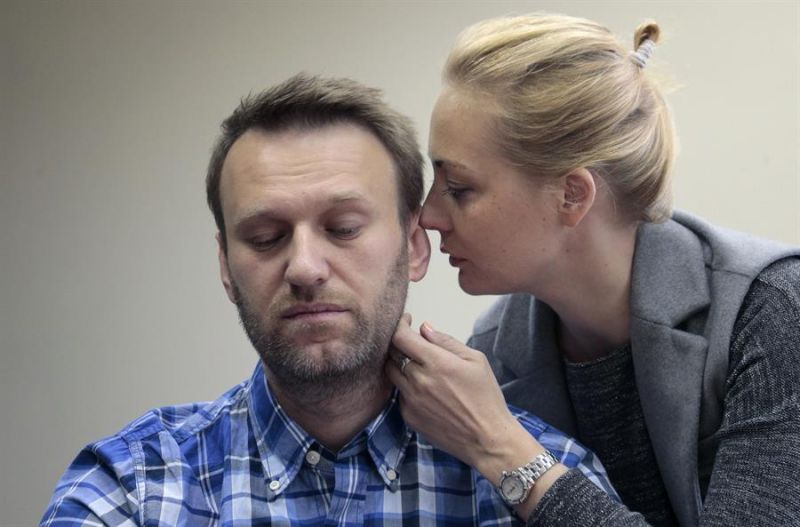 El opositor ruso Alexei Navalny y su mujer, Yulia, en una imagen de archivo. EFE/MAXIM SHIPENKOV 01 190224