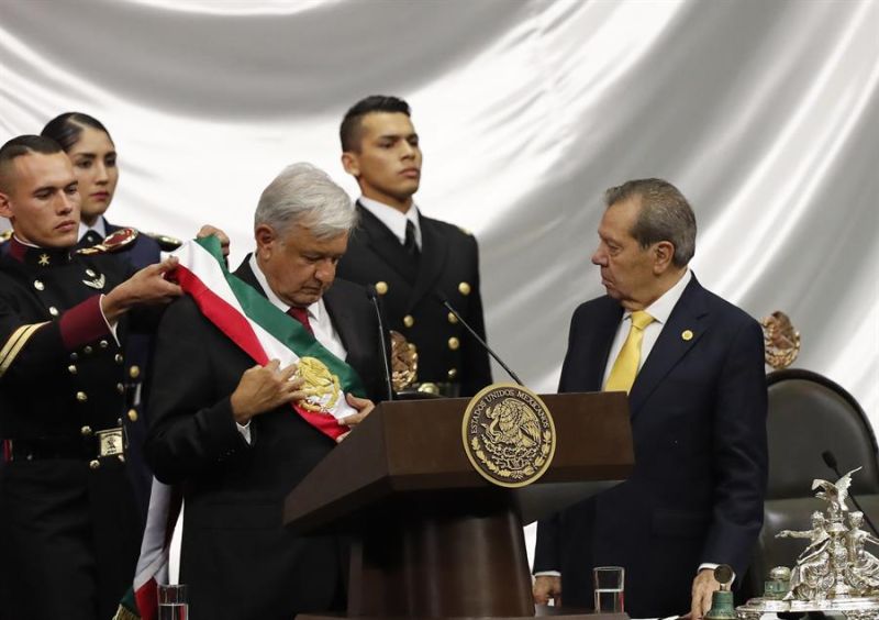 Fotografía de archivo fechada el 1 de diciembre de 2018 que muestra al presidente de México, Andrés Manuel López Obrador, mientras recibe la banda presidencial junto al diputado Porfirio Muñoz Ledo (d), en Ciudad de México (México).