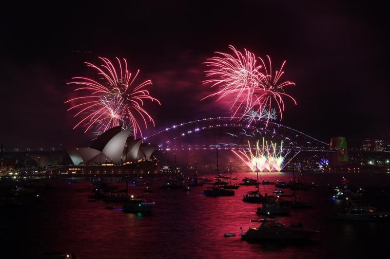 Castillo de fuegos artificiales sobre la Ópera House de Sídney, Australia, como parte de las celebraciones del fin de año, este viernes. 01 - 311221