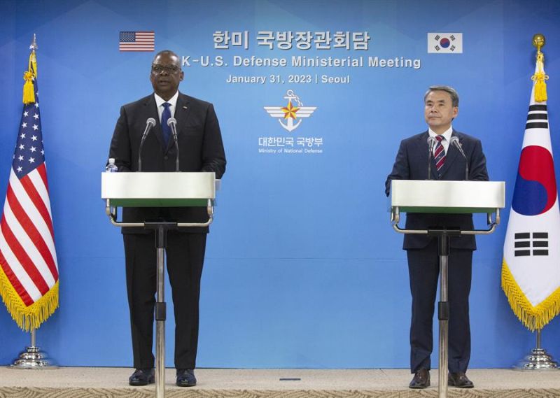 El secretario de Defensa de Estados Unidos, Lloyd Austin (I), y el ministro de Defensa de Corea del Sur, Lee Jong-sup (D) 01 310123