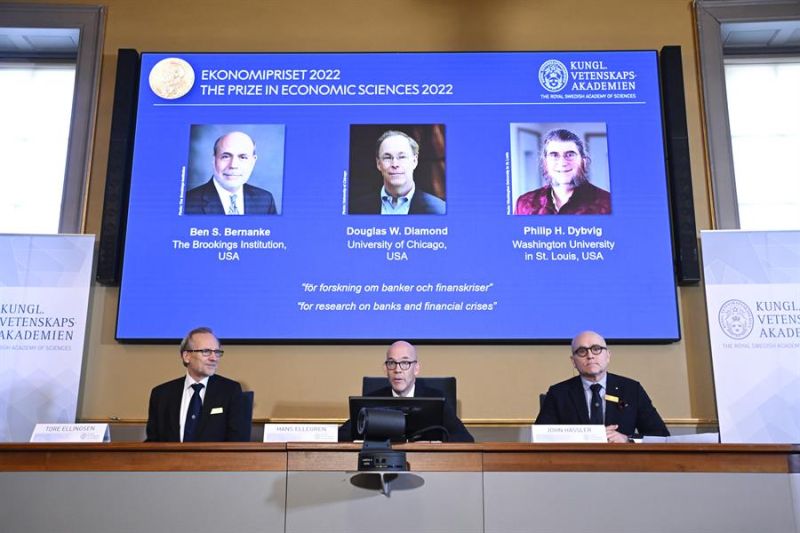 Miembros de la Real Academia de las Ciencias sueca anunciando el nombre de los galardonados con el Nobel de Economía: Ben S. Bernanke, Douglas W. Diamond y Philip H. Dybvig. 01 101022