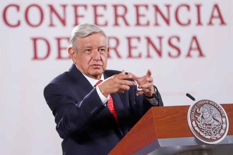 El presidente Andrés Manuel López Obrador, durante su participación en la conferencia matutina en el Palacio Nacional, hoy en la Ciudad de México (México).  01 301122