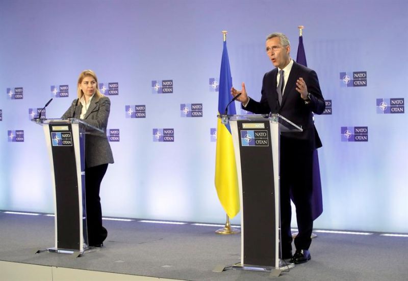 La viceprimera ministra ucraniana para la Integración Europea y Euroatlántica, Olga Stefanishyna, y el secretario general de la OTAN, Jens Stoltenberg.