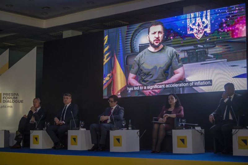 El presidente ucraniano, Volodymyr Zelenski, en una intervención por videoconferencia ante un foro de dialogo en Ohrid, en Macedonia del Norte, este jueves. 01 170622