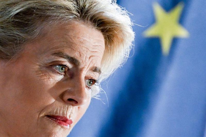 La presidenta de la Comisión Europea, Ursula von der Leyen (c) 01 121222